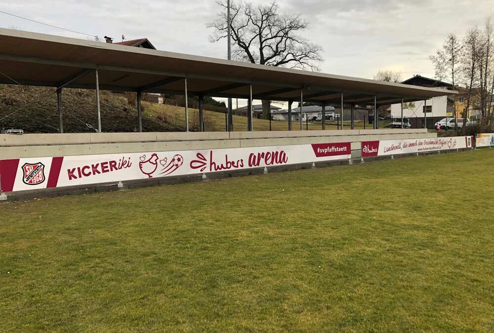 Bandenwerbung in der Hubers Arena in Pfaffstätt